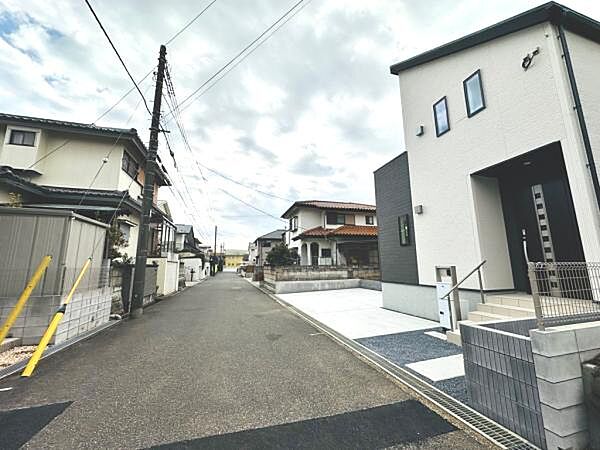 前面道路は5.9ｍ。 区画整理された町並みで、道路も広々。