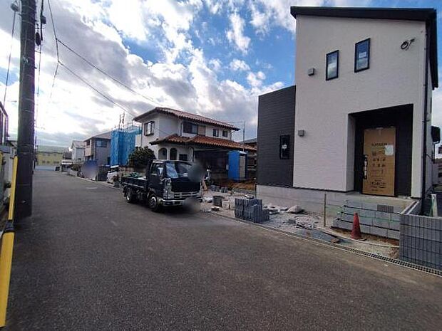 前面道路は5.9ｍ。 区画整理された町並みで、道路も広々。