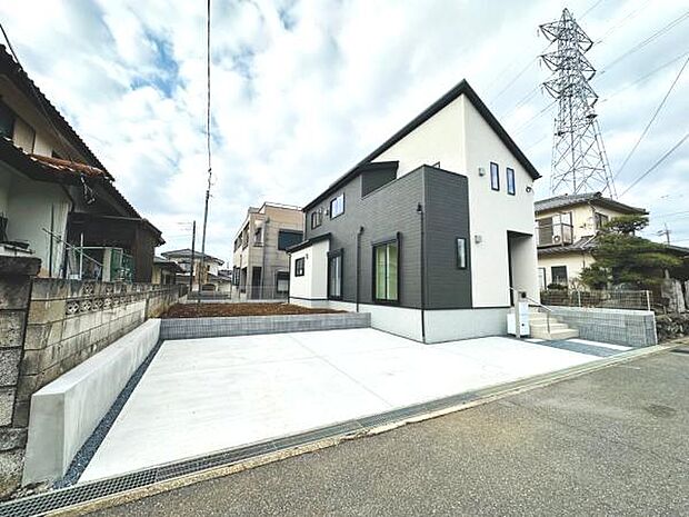 ゆとりのある駐車スペースと広々した庭。ぜひ現地でご覧ください。