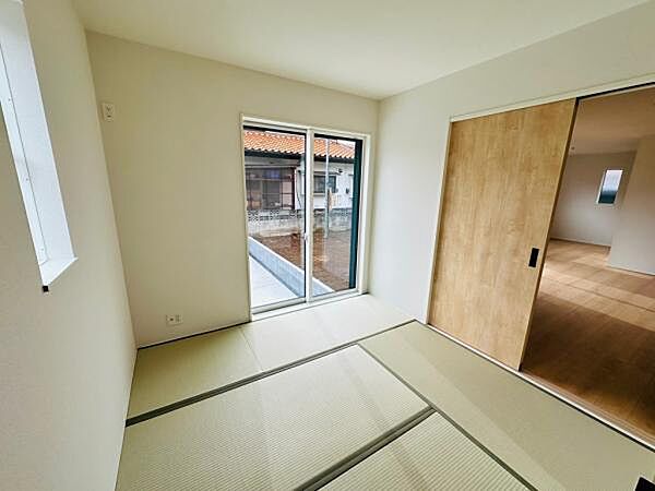 リビング横の和室。お子様の遊び部屋やお客様用の部屋、書斎などにもちょうどいいスペースです。