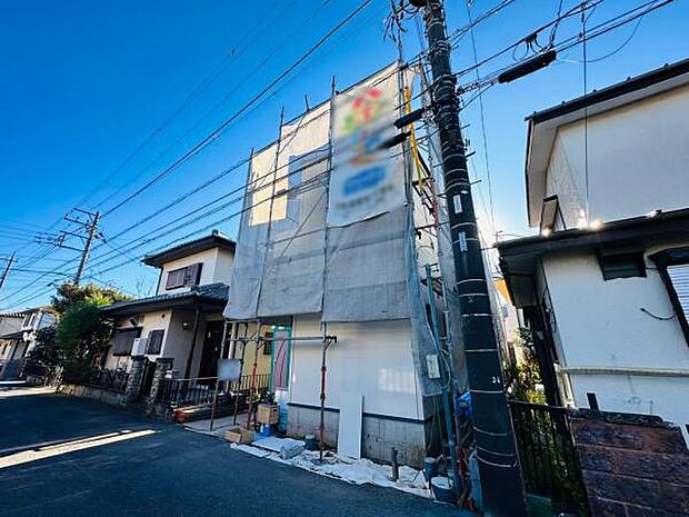 白くスタイリッシュな外観。完成が楽しみですね。(25年12月4日撮影)