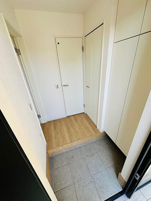 玄関スペースは十分な広さがあり、複数人の帰宅でも混雑しません。