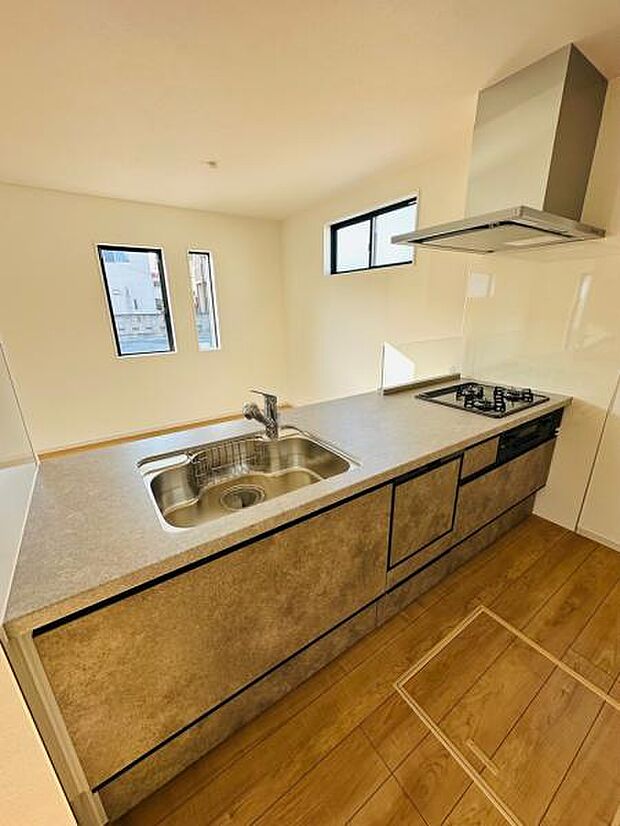 対面式のカウンターキッチンはお料理中でも家族との団欒を楽しめます。