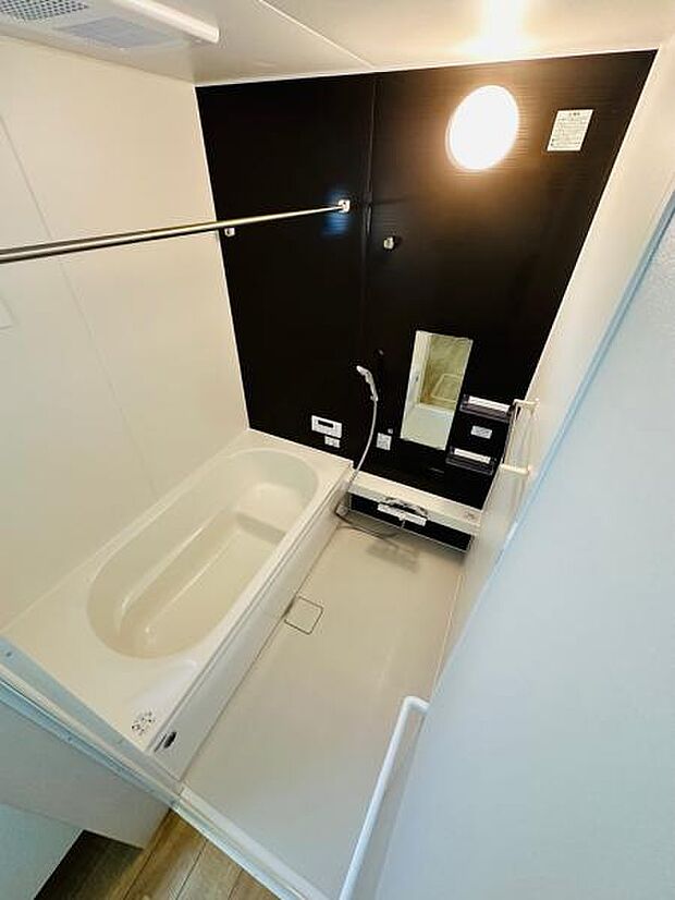 半身浴も楽しめる浴室です。寒い日でも安心の浴室乾燥暖房機も付いています。