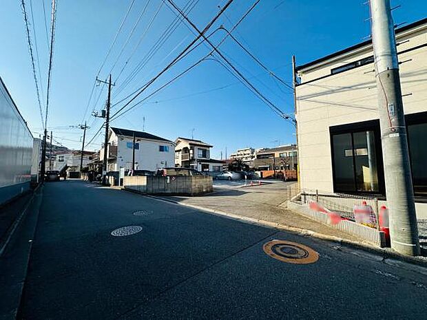 南面道路、角地で開放的立地。大通りにも比較的出やすい位置にあります。