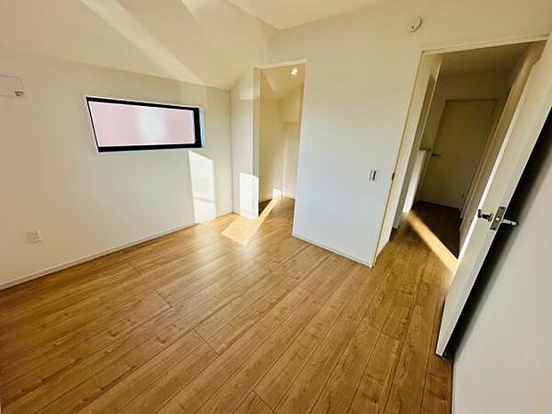 主寝室である6.4帖の洋室です。大きめのベッドでも十分入る広さです。