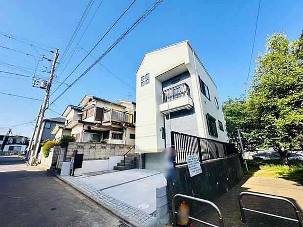 南面が通路となっているため角地のような陽当りが魅力的。