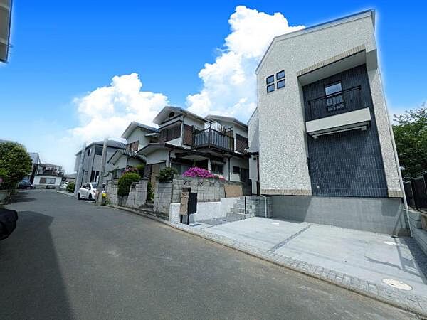 南面が通路となっているため角地のような陽当りが魅力的。