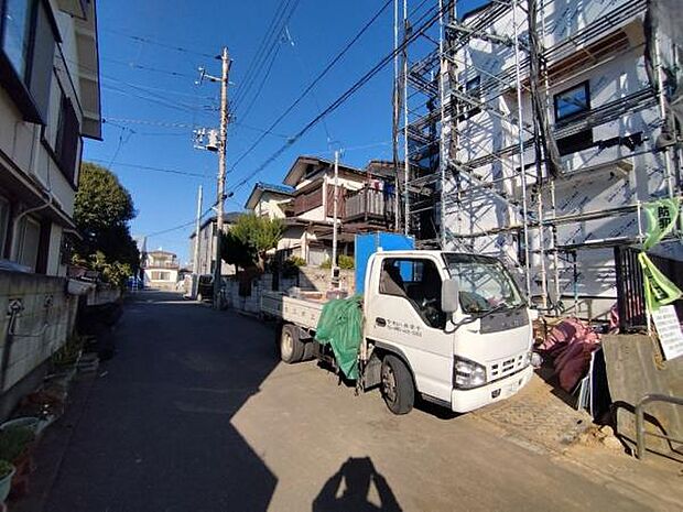 1/16撮影 南面が通路となっているため角地のような陽当りが魅力的。