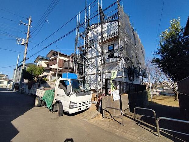 1/16撮影 1月中旬には上棟まで進みました。屋上のある限定1棟の大きさが分かるようになりました。