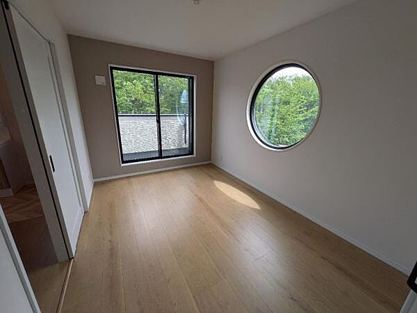 6.0帖の洋室です。特徴的な丸い窓が可愛らしいお部屋となっています。
