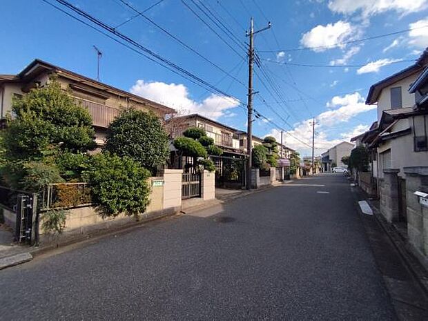 前面道路は6.0m。車のすれ違いも容易です。