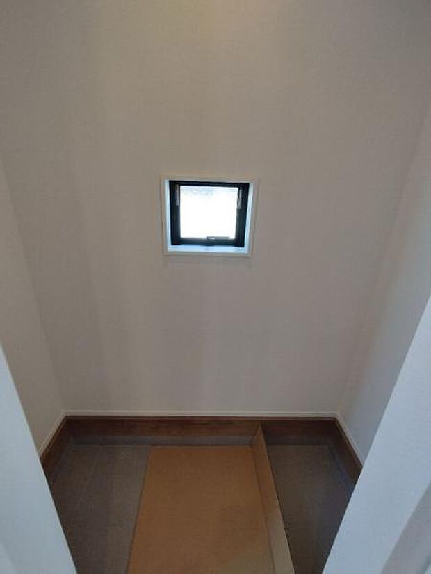 （8号棟） SICは汚れた荷物やベビーカー、雨に濡れた傘などの収納に便利です。