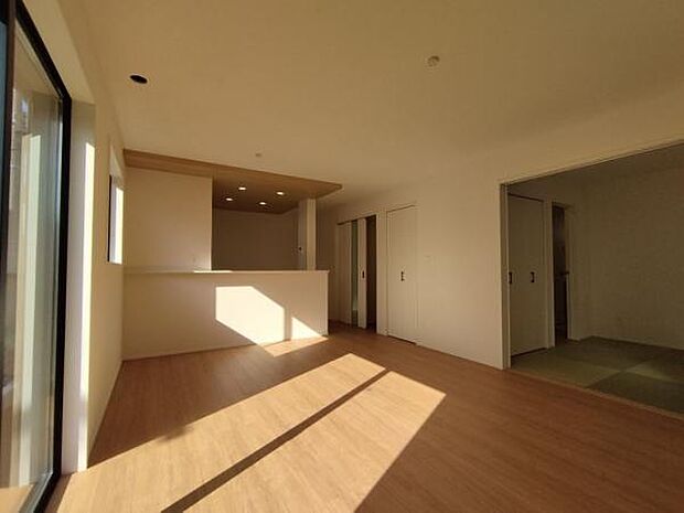 （8号棟） 16帖の広々リビングです。ソファやテーブルも難なく置ける、広々とした空間です。