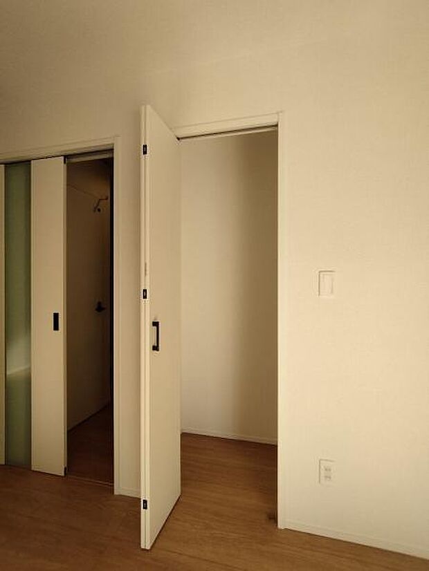 （8号棟） あるとうれしいリビング収納は、掃除用具や子供の遊び道具などの収納に便利です。