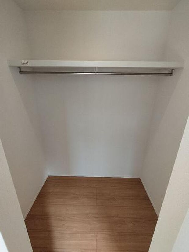 （8号棟） 主寝室には夫婦のお洋服もしっかり収納できる広々WICがございます。