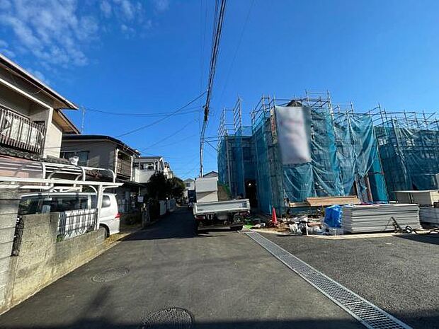 12/6撮影 工事車両がありますが、4.8ｍの前面道路の様子が分かります。