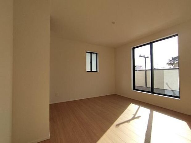 （8号棟） 夫婦の寝室としても十分な広さのある、7.5帖の洋室です。