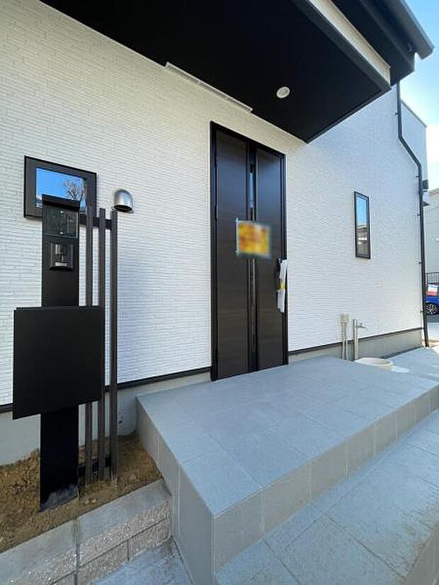 玄関横には外水栓もついており、洗車や掃除、ガーデニングなどにあると便利です。