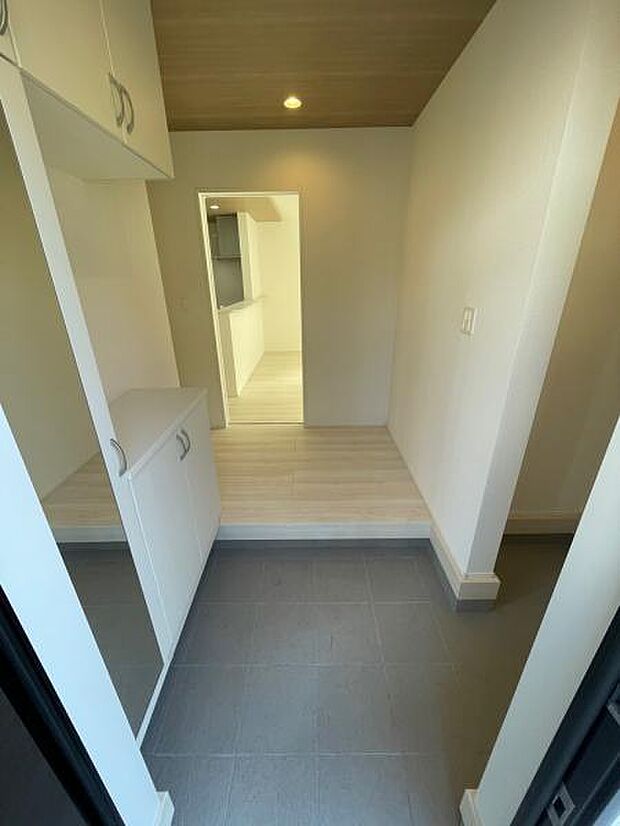 シューズボックスとシューズクロークがついており収納豊富な玄関。姿見もついており広さを感じられます。