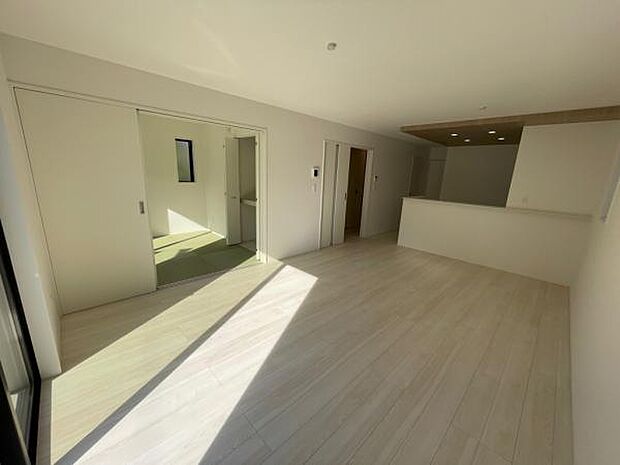 となりの和室とつなげてさらに広く使うこともできる約17.5帖のLDKです。