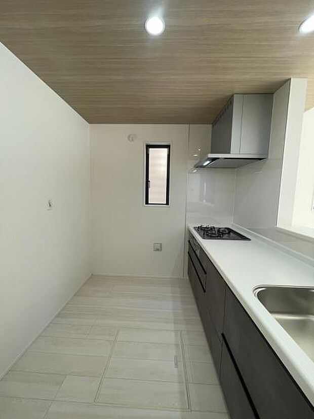 十分な広さのあるキッチン。上部折下天井で空間をおしゃれに演出してくれます。