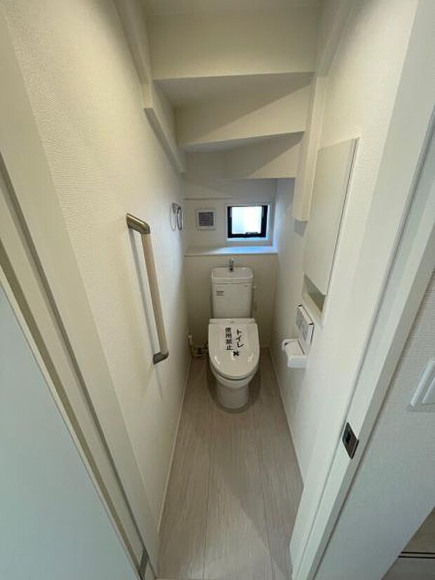 収納や手すりなど嬉しい設備のそろったトイレです。