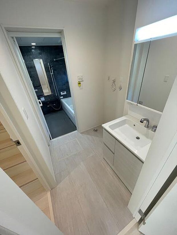 洗面所は洗濯機を置いてもじゅうぶんな広さがあります。洗面台は人気の三面鏡タイプです。