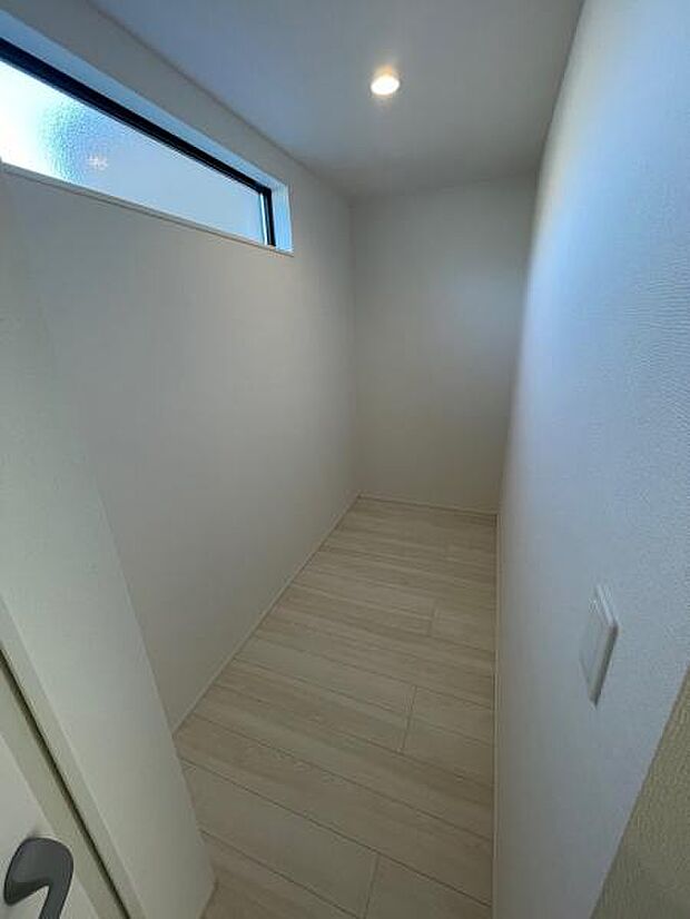 約2.25帖の納戸。キッチンと洗面所の隣りにあり、パントリーやファミリークロークとして使えます。