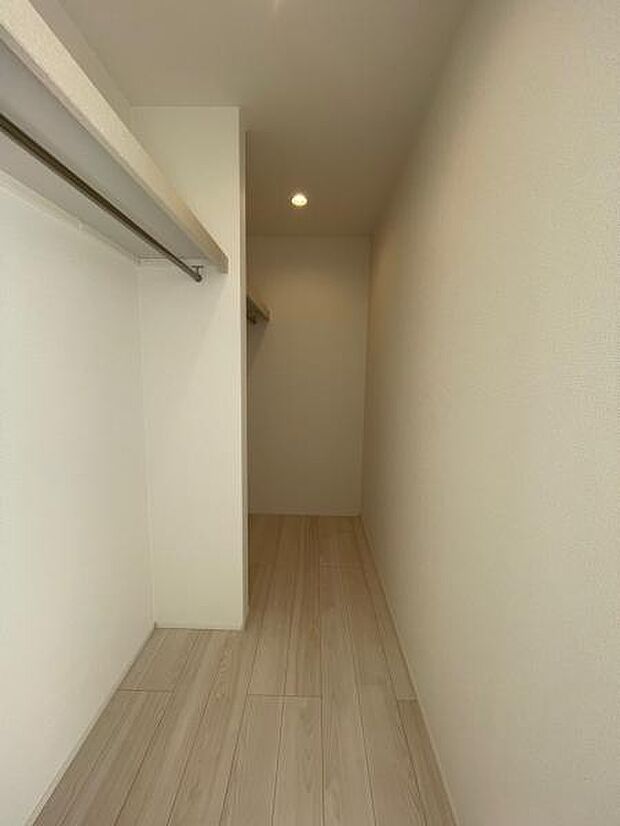 まるでブティックのような広々WIC。たっぷり収納できるので、洋服好きなかたにもおすすめです。