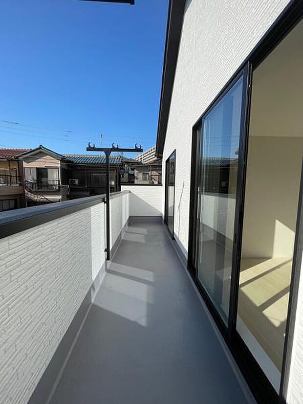 南西向きの明るいバルコニー。2部屋から出入りでき、洗濯物や布団も重ならずに干せます。