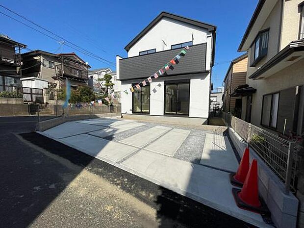 車2台を停めてもまだ余裕のあるゆとりの敷地をぜひ現地でご覧ください。