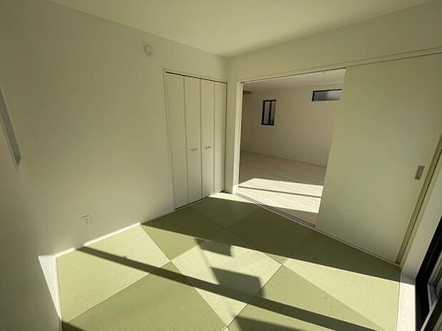 リビング横の和室。お子様のお昼寝スペースにしたり、リビングとつなげて使ったり、多目的に利用できます。