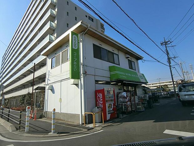 コープみらい ミニコープ屋敷店まで徒歩12分 10時から19時までの営業。駐車場はございません。小規模店舗。