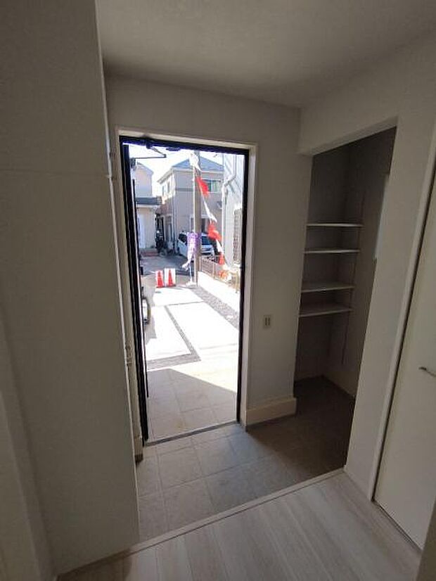 SIC付でアウトドア用品や靴がしまいやすい玄関。帰宅・外出時もスムーズです。