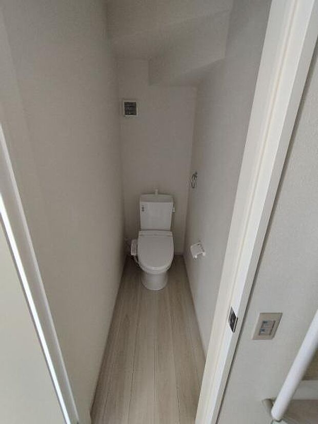 階段下を有効的に使ったお手洗いスペース。必要な機能が揃っています。