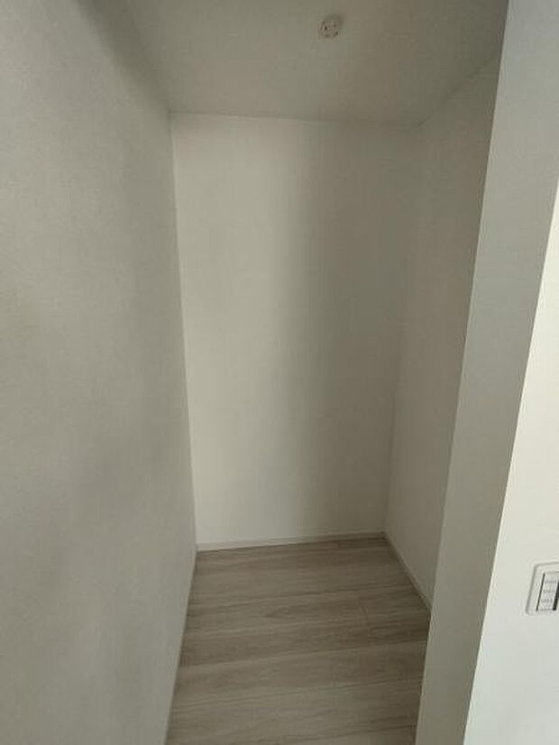 収納したいものに合わせて使いやすく利用できるWIC.空間もすっきり使える嬉しい収納です。