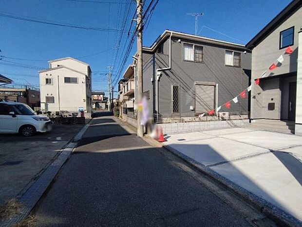 周辺は落ち着いた環境です。大通りに出るとスーパーが近くにあり、日々の生活に便利です。