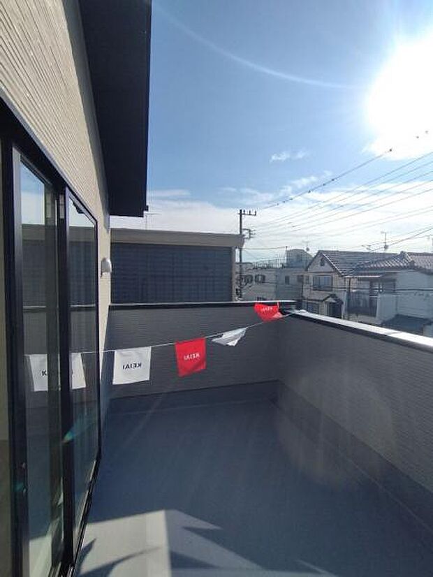 奥行きのあるワイドバルコニー。ご覧の通りに採光が良く取れて、お洗濯もしっかり乾きそうです。