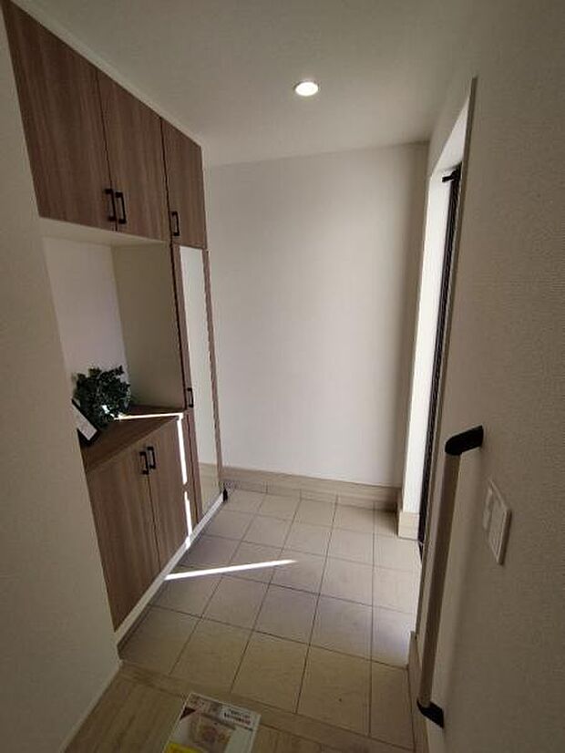 2人ほど並んで支度のできる玄関。靴の週のもたっぷりあり安心です。