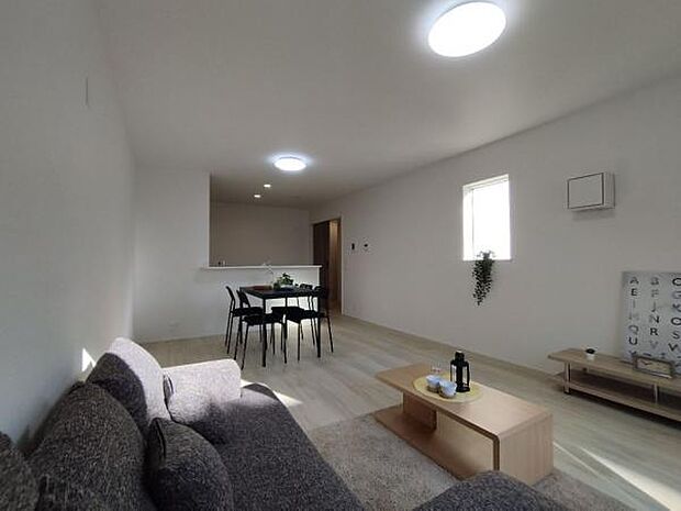 17帖のリビングで、縦長の為家具の配置もしやすいです。