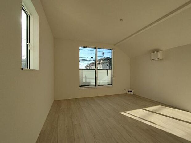 主寝室は明るく、9帖の広さでゆとりのある空間です。