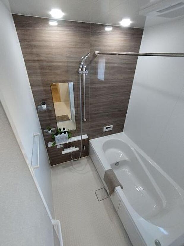 木目調のパネルが目にも心地よい浴室空間です。