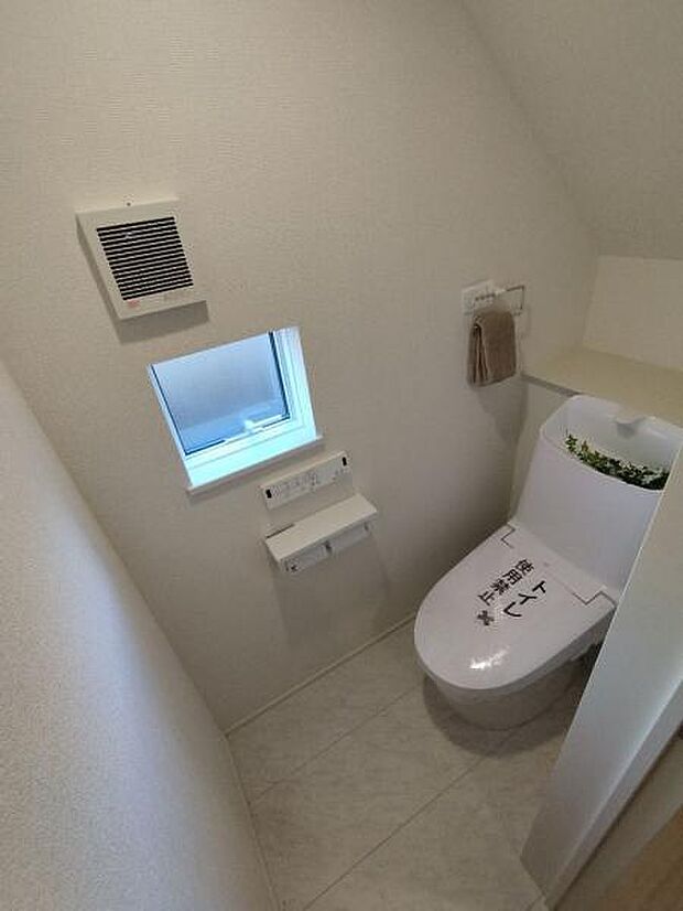 小窓がついて、必要な機能が揃ったお手洗い。