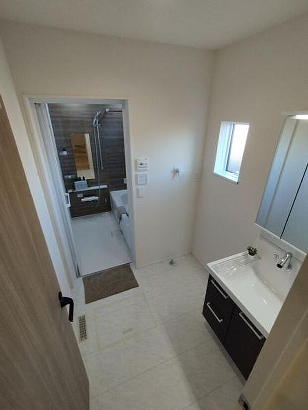 脱衣室の様子です。洗面台は3面鏡タイプになり、身だしなみも整います。