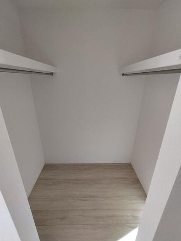 両側にポールが設けられたWIC。衣類の管理もしやすくおすすめです。