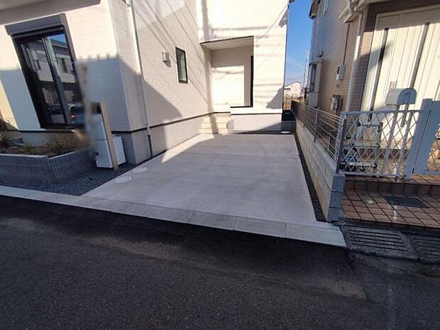 駐車は1台分確保されています。玄関に出てすぐ車に出入りできるっていいですよね。