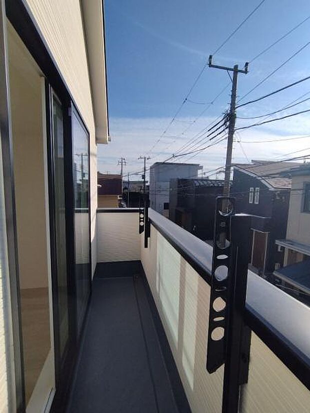 明るく開放的なバルコニーです。お洗濯ものもお外で気持ちよく干すことができます。