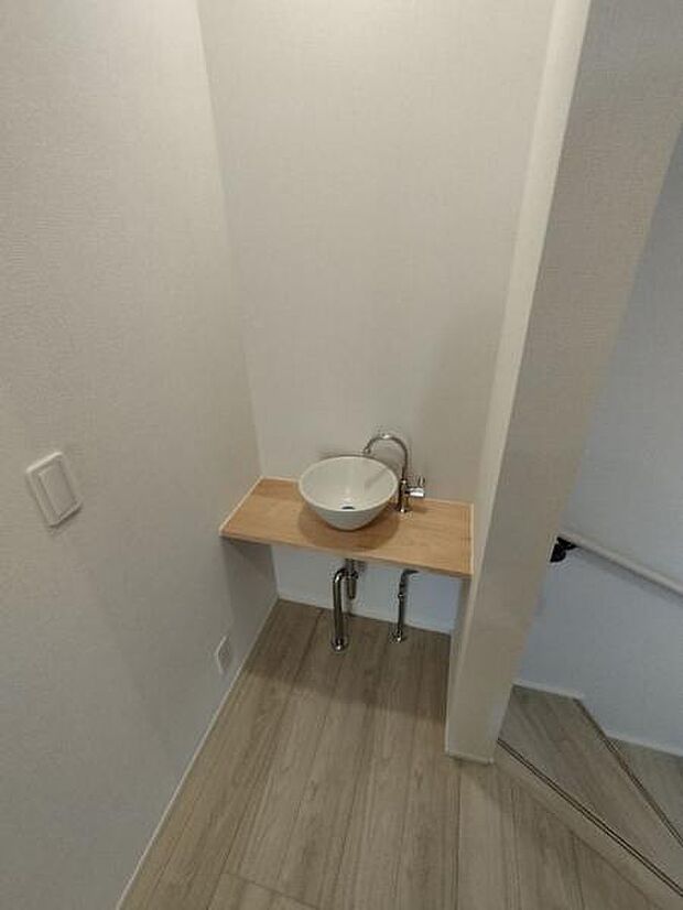 2階の階段上がったスペースに手洗い場がございます。何かと役に立つ水栓で、暮らしもスムーズになります。