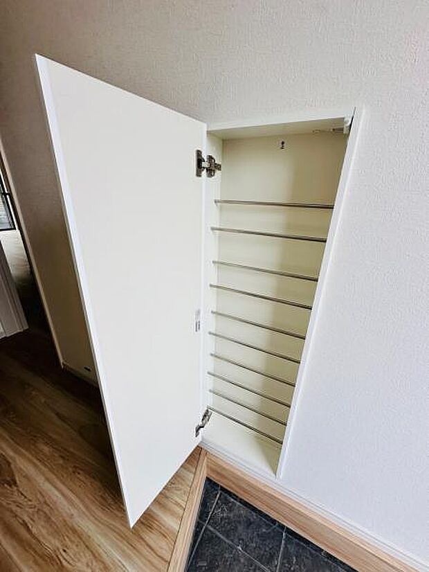 (2号棟) シューズボックスの他にも棚があります。その他玄関にコンセントもございます。